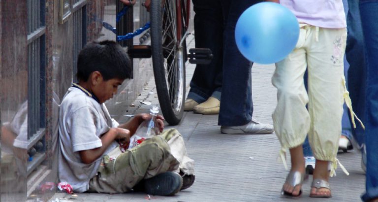 Aseguran que la pobreza afecta al 55% de la población argentina