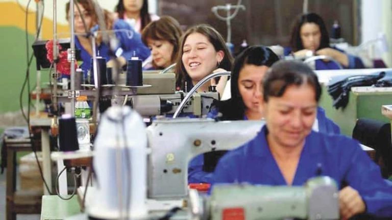 Mujeres en el mercado de trabajo: Desocupación y brecha salarial