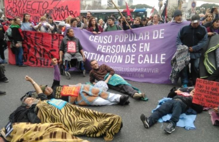 «Frazadazo» y acampe en el Indec para pedir un censo de personas en situación de calle