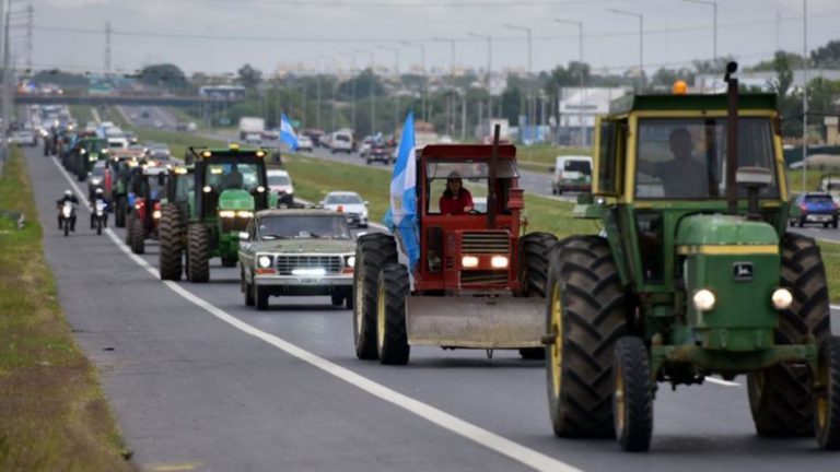 «Tractorazo» del campo a Plaza de Mayo