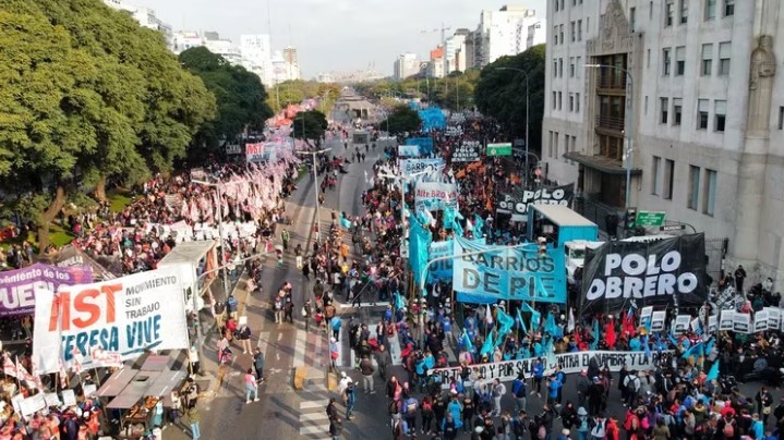 Grupos piqueteros marcharon al ministerio de Desarrollo Social por alimentos